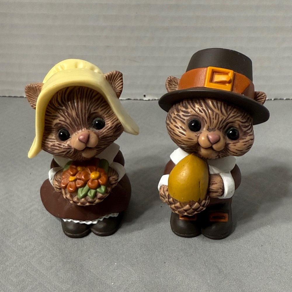 Vintage Hallmark Thanksgiving Plastic Figural Pilgrim Squirrel Salt & Pepper Set